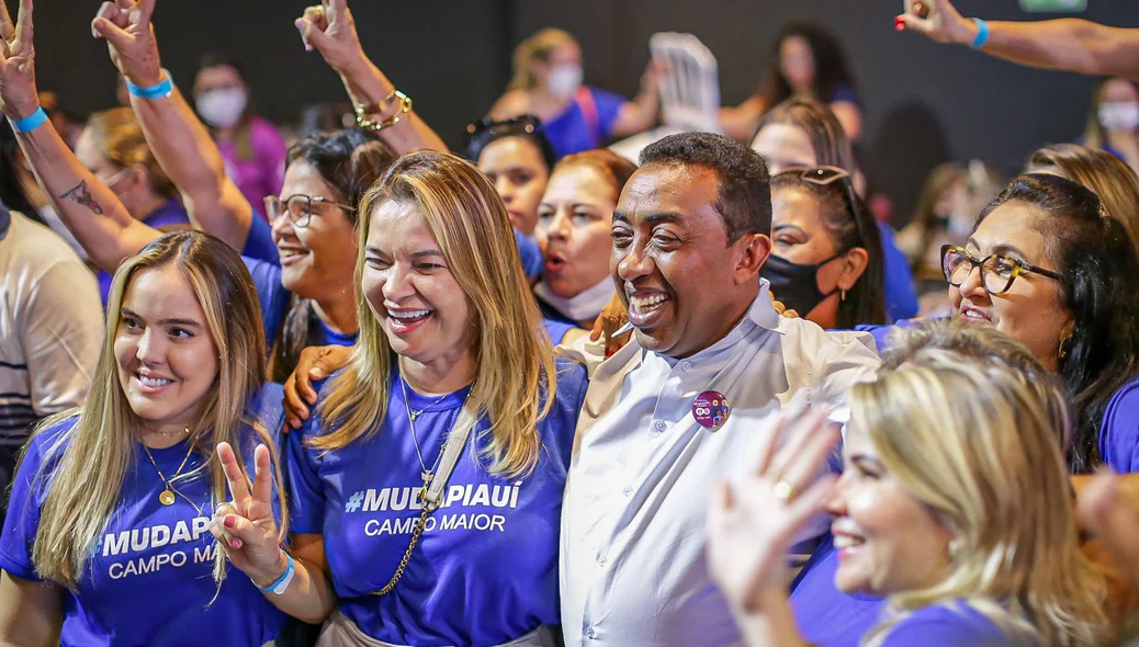 Joel tira foto com lideranças femininas durante o evento