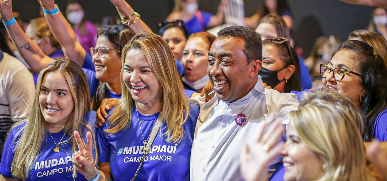 Joel tira foto com lideranças femininas durante o evento