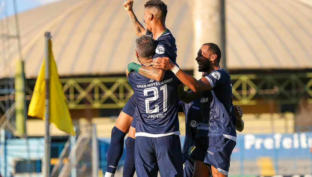 Jogadores comemorando