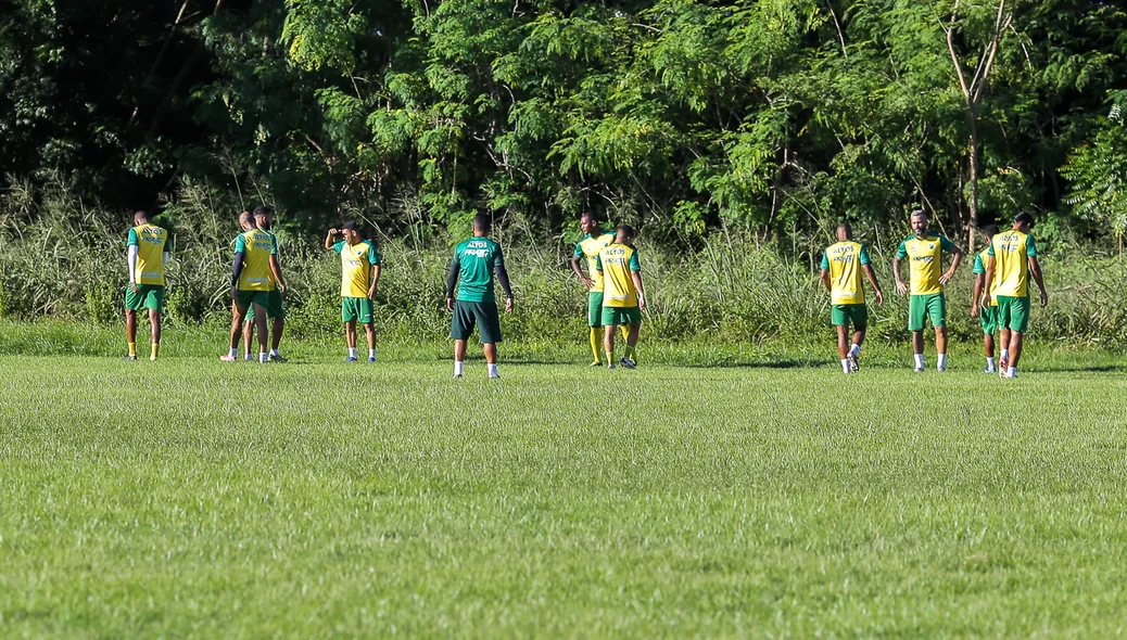 Jogadores fazendo um trabalho físico