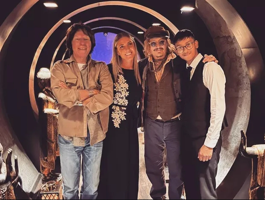 Johnny Depp curtiu restaurante com amigos