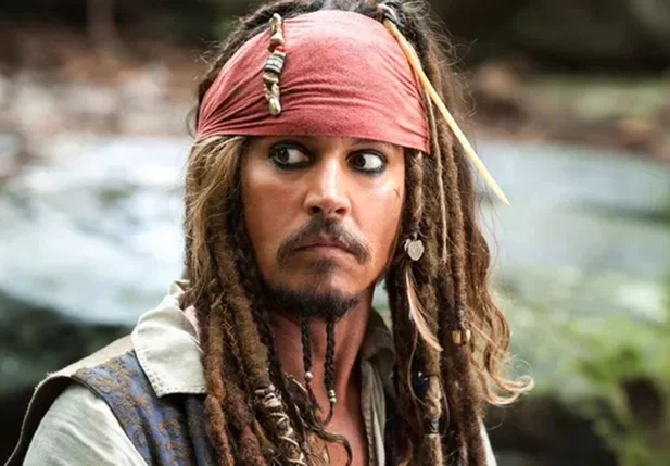 Johnny Depp interpretando o pirata Jack Sparrow