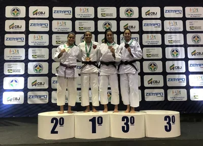 Kayla Macedo à esquerda de Rafaela Silva