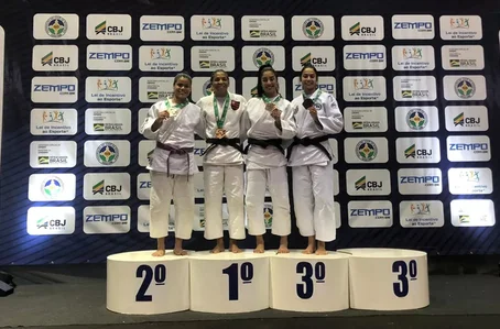 Kayla Macedo à esquerda de Rafaela Silva