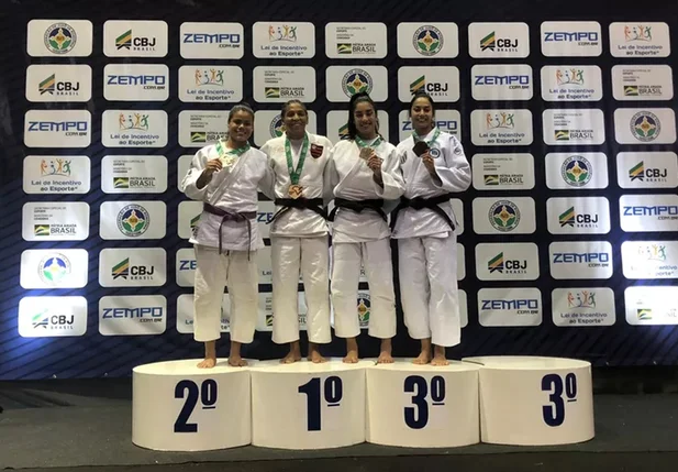 Kayla Macedo à esquerda de Rafaela Silva