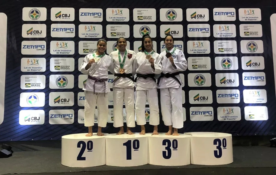Kayla Macedo à esquerda de Rafaela Silva