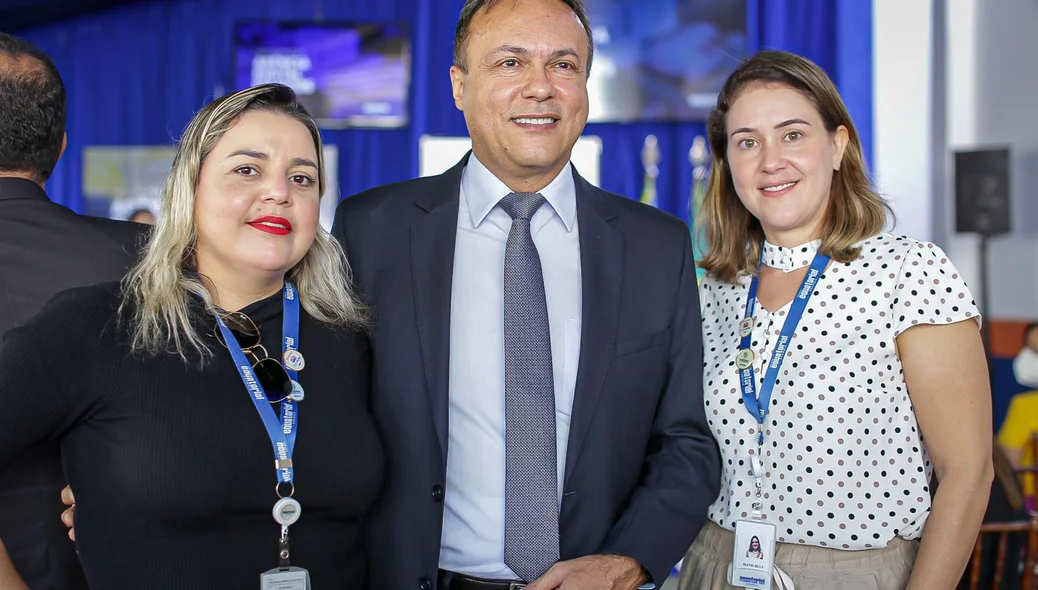 Lenner Jaime ao lado de colaboradoras da Equatorial Piauí