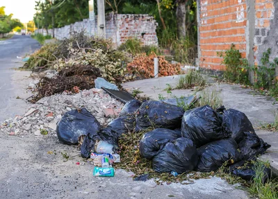 Lixo jogado na rua