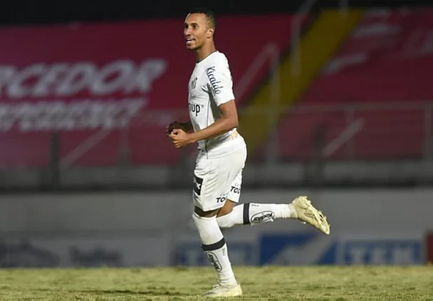 Lucas Braga, atacante do Santos, deve jogar na lateral-direita contra o Bragantino