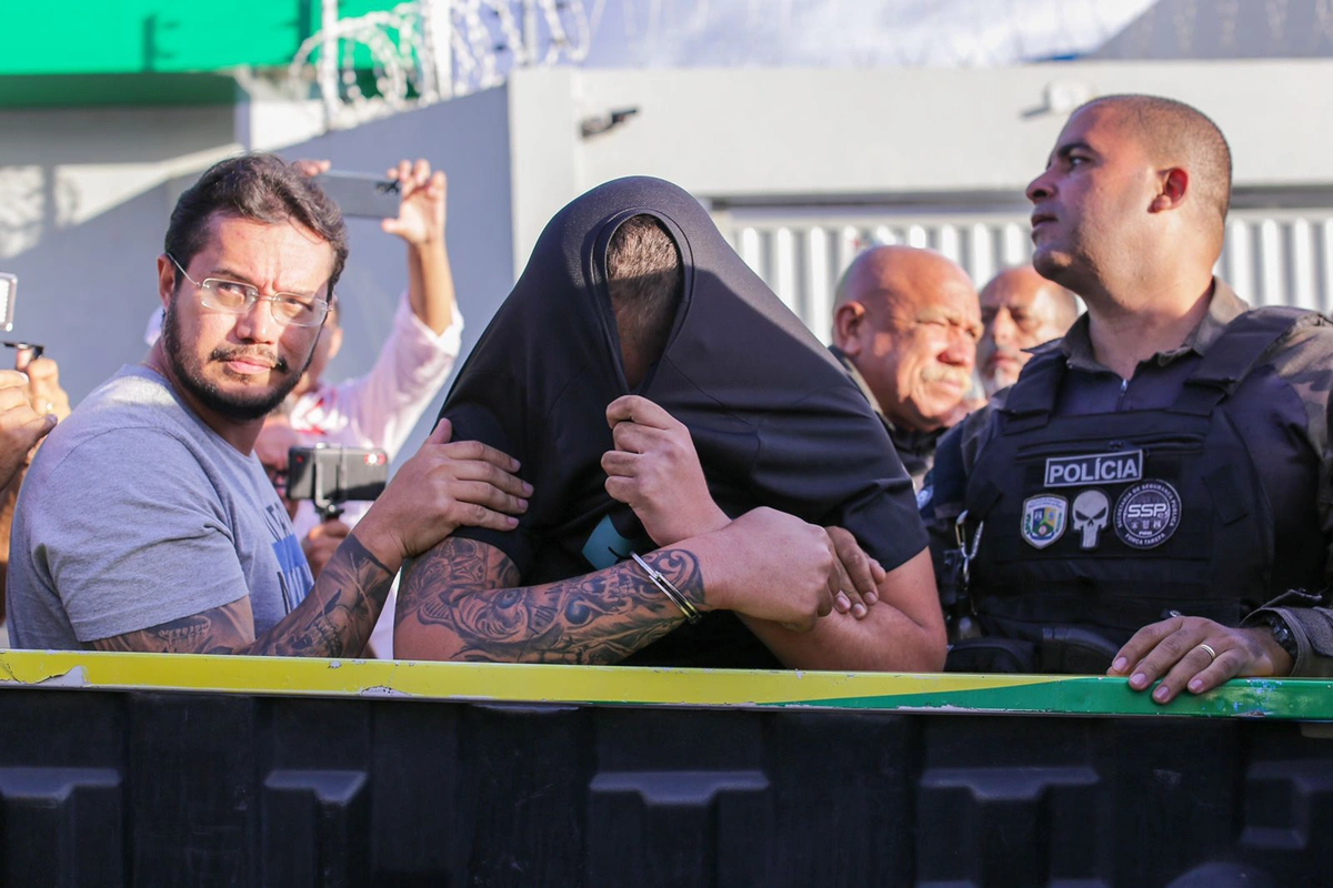 Luiz Bezerra Neto conduzido por policiais do 14º DP e Força Tarefa da SSP