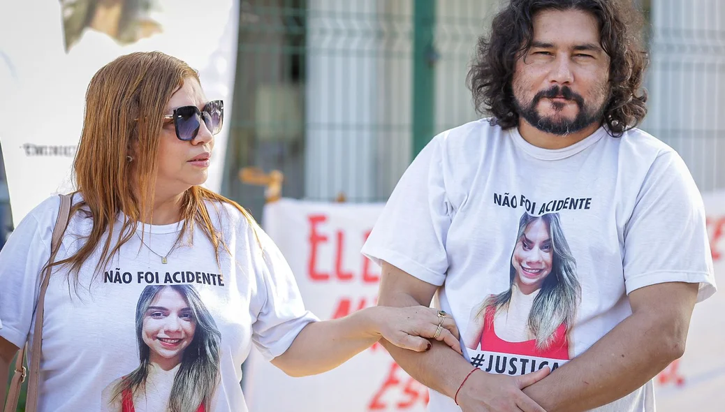 Amigos e familiares de Vanessa Carvalho esteveram presentes na manifestação em frente ao Fórum