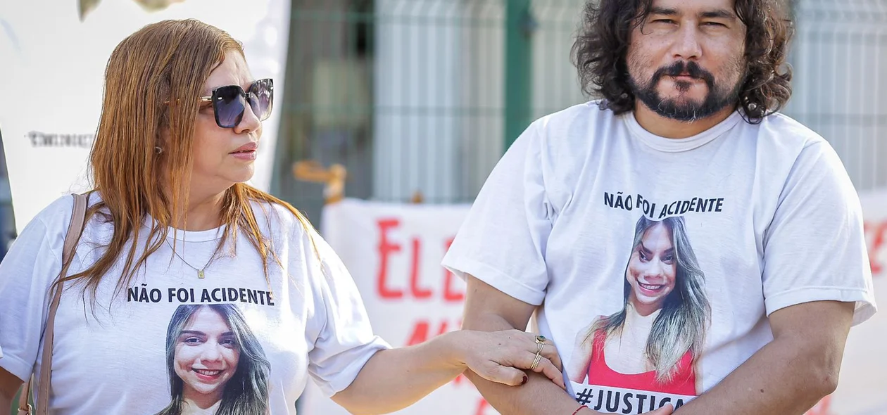 Amigos e familiares de Vanessa Carvalho esteveram presentes na manifestação em frente ao Fórum