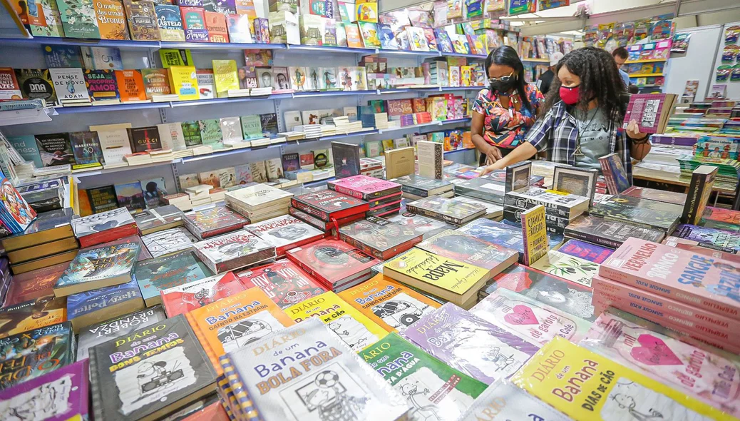 Mãe e filha escolhendo seus livros no Salipi