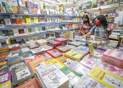 Mãe e filha escolhendo seus livros no Salipi