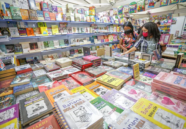 Mãe e filha escolhendo seus livros no Salipi