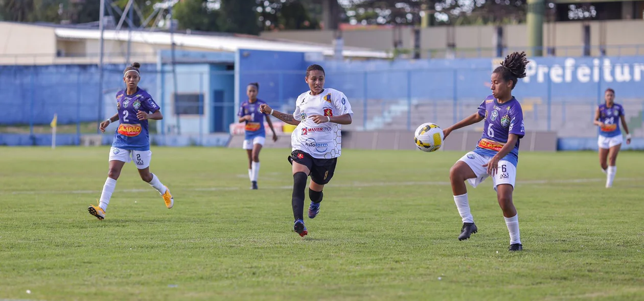 Mais um lance na partida que terminou em 2 a 1 para o Paraíso-TO
