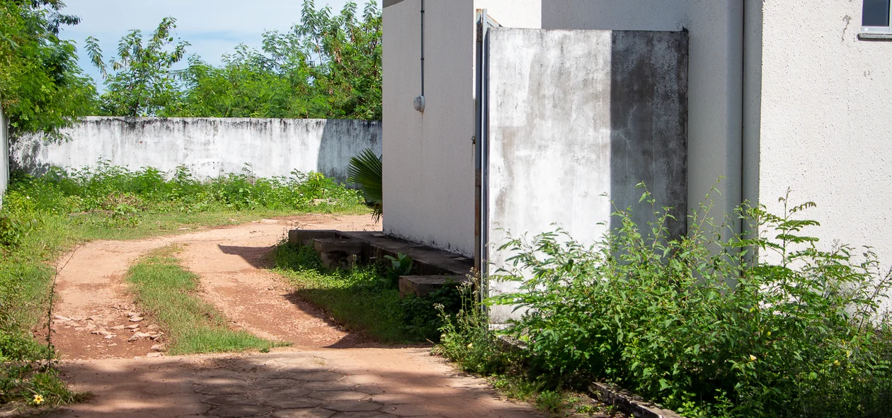 Mato invade UBS do bairro Real Copagre