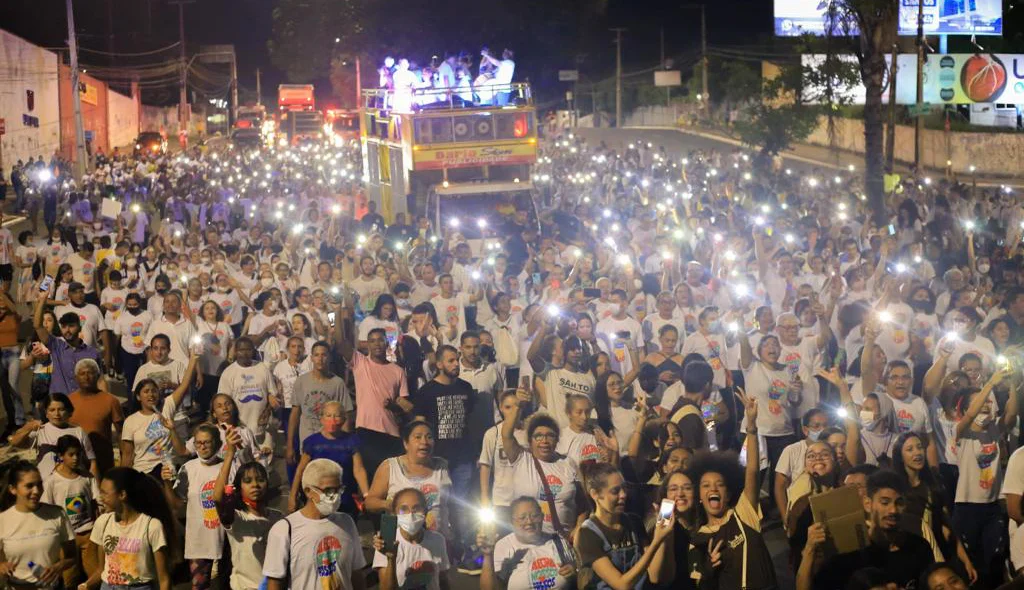 Milhares de pessoas na caminhada