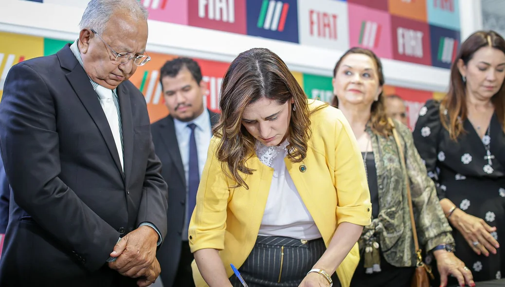 Ministra Cristiane Britto assinando termo de cooperação entre Prefeitura e Governo Federal
