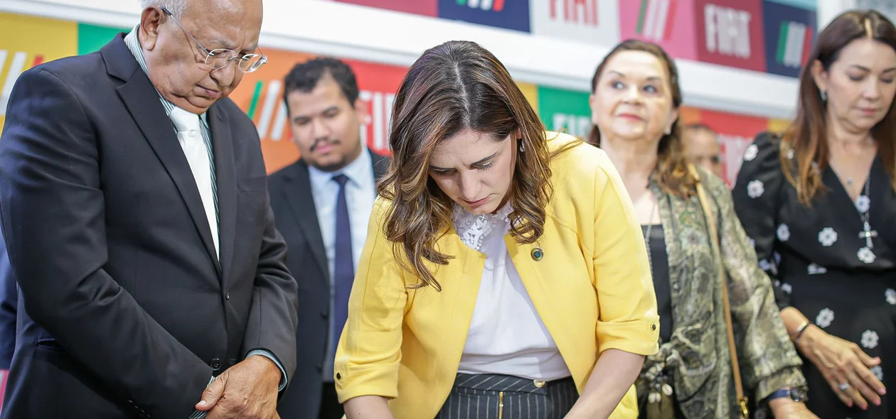 Ministra Cristiane Britto assinando termo de cooperação entre Prefeitura e Governo Federal