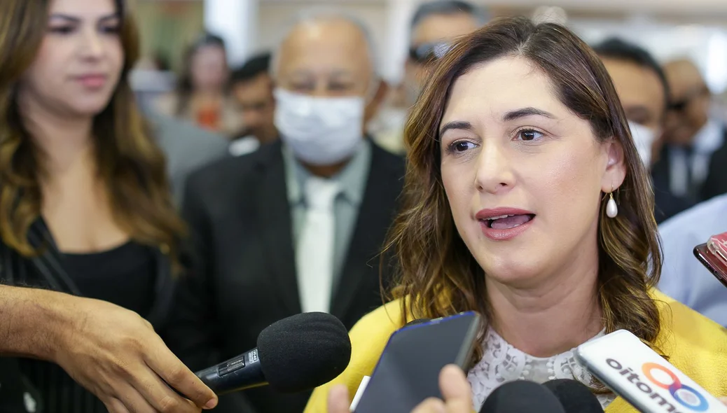 Ministra Cristiane Britto concede entrevista
