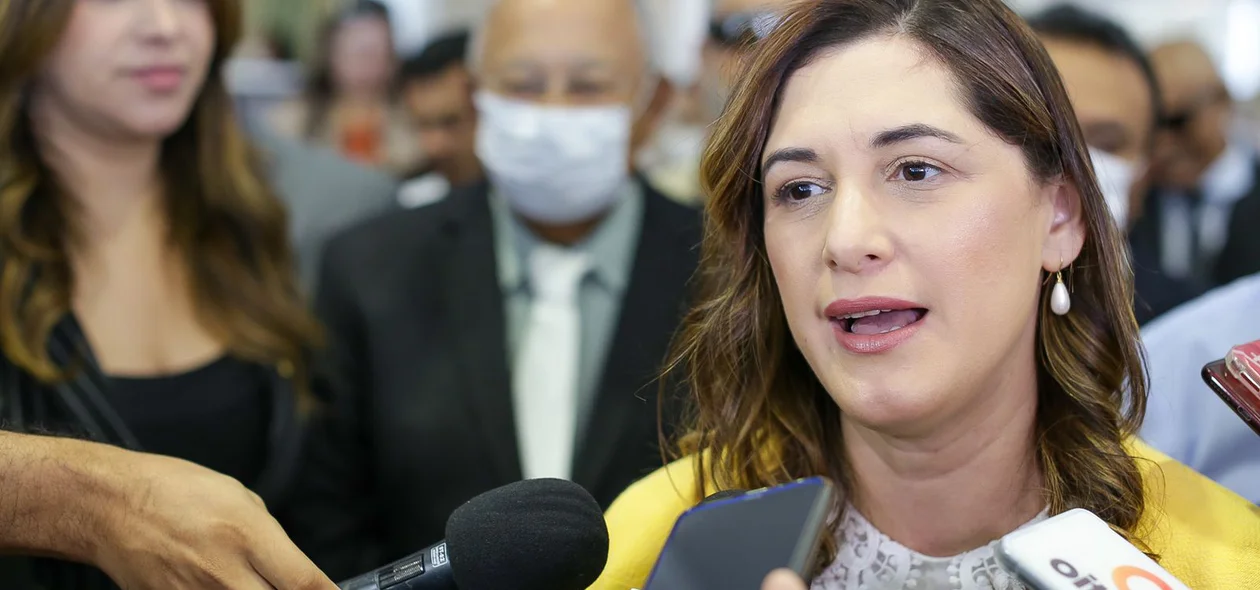 Ministra Cristiane Britto concede entrevista