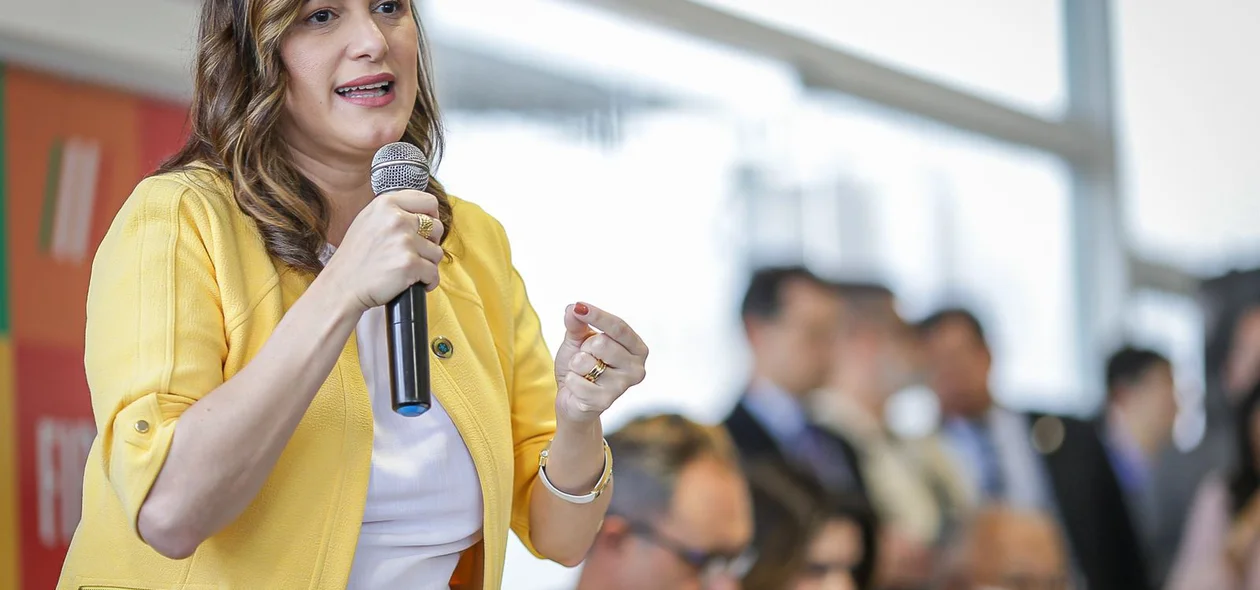 Ministra Cristiane Britto