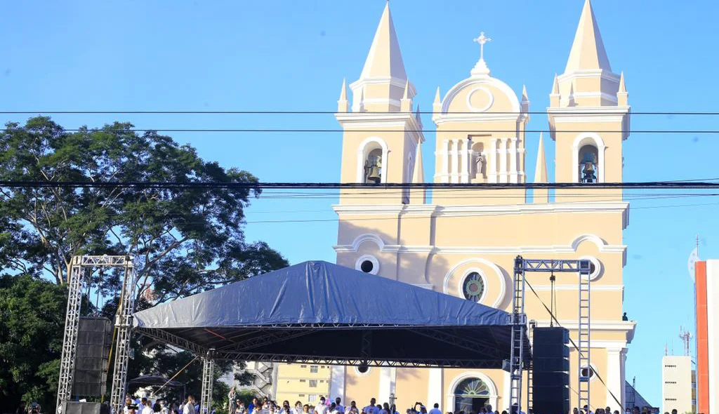 Missa aconteceu no adro da Igreja São Benedito