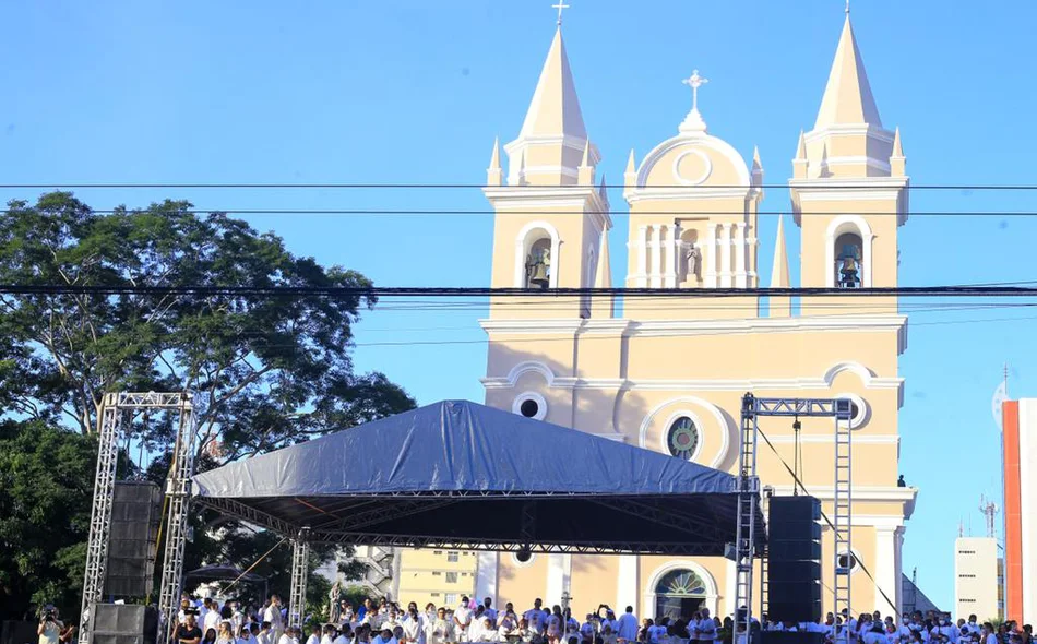 Missa aconteceu no adro da Igreja São Benedito