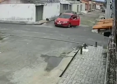 Momento do crime registrado por câmera de segurança