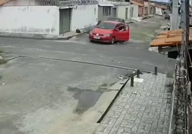 Momento do crime registrado por câmera de segurança
