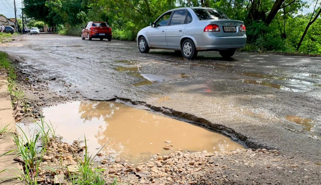 Moradores reclamam de buraco na Avenida Celso Pinheiro