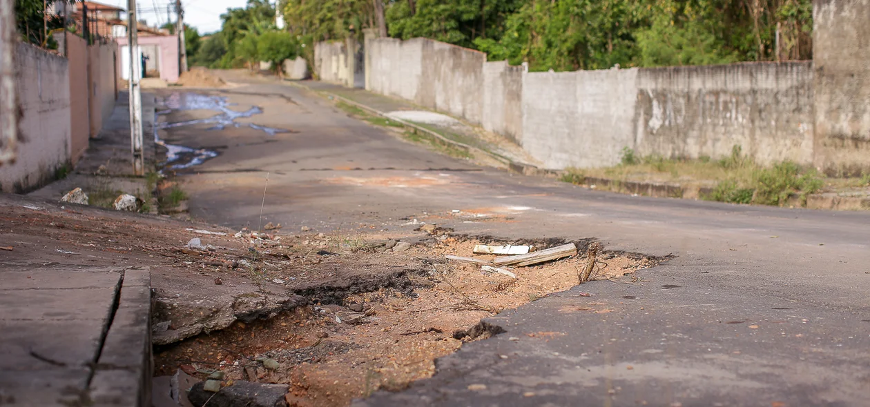 Moradores reclamam de buraco na Zona Leste