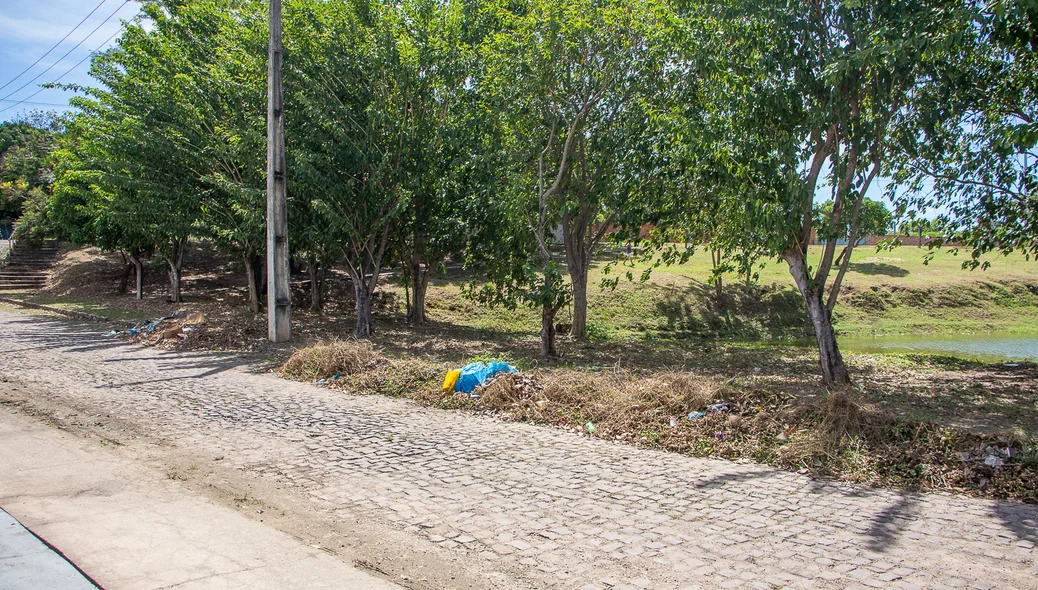 Moradores reclamam de lixo não coletado no bairro Mocambinho