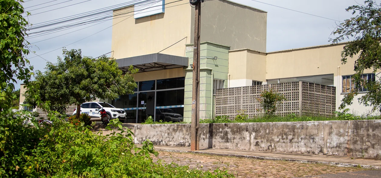 Moradores reclamam de mato que toma conta da UBS na zona Norte de Teresina