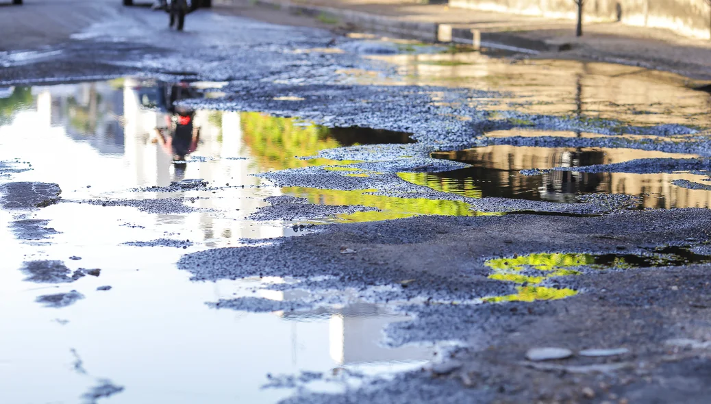 Moradores reclamam de rua cheia de buracos