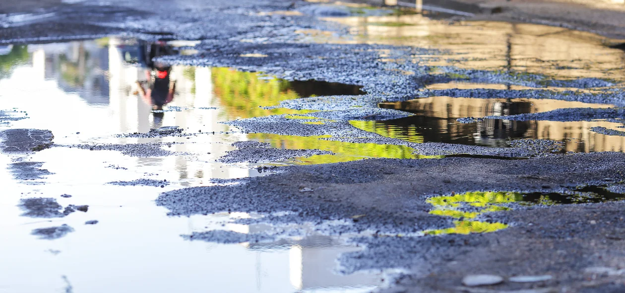 Moradores reclamam de rua cheia de buracos