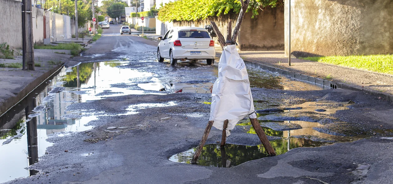 Moradores usam pedaços de madeira para sinalizar buracos