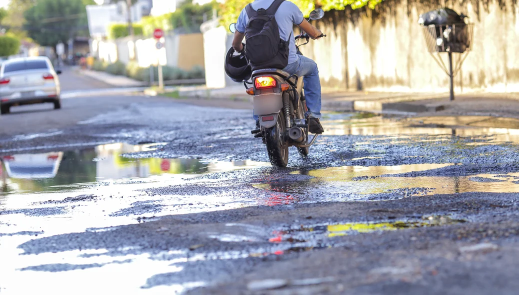 Motociclista tem dificuldade de circular na rua