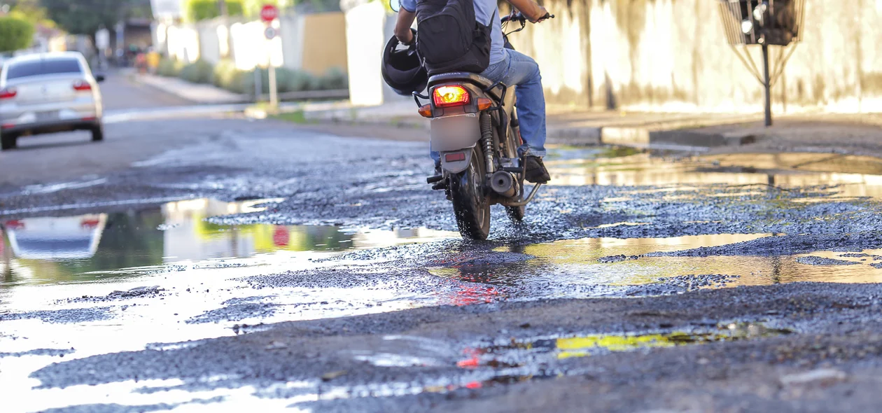 Motociclista tem dificuldade de circular na rua