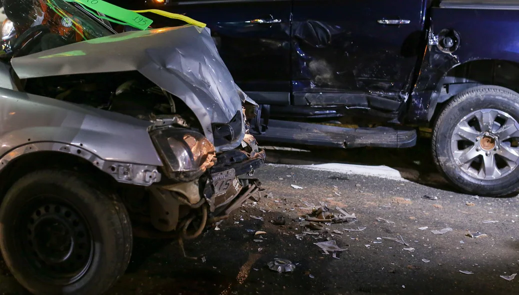 Motorista ficou preso às ferragens