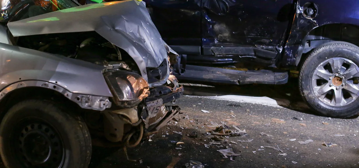 Motorista ficou preso às ferragens