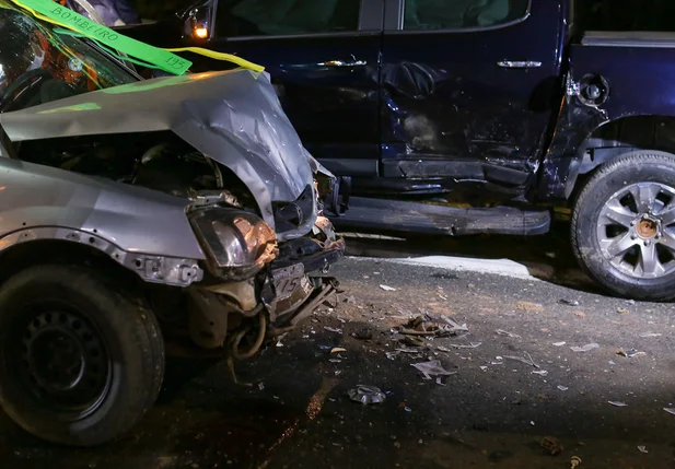 Motorista ficou preso às ferragens