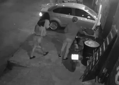 Mulher invade bar e atropela namorado
