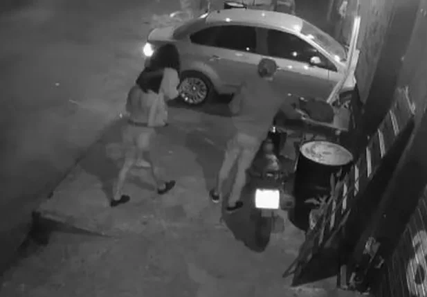 Mulher invade bar e atropela namorado