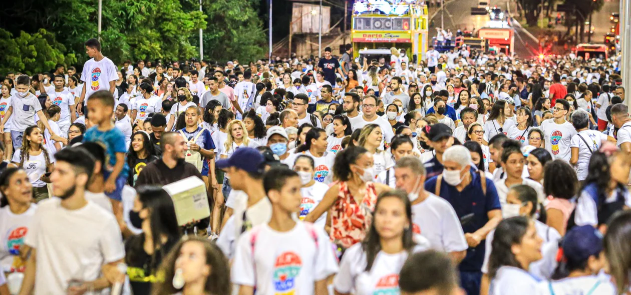 Multidão durante a 27ª Caminhada da Fraternidade
