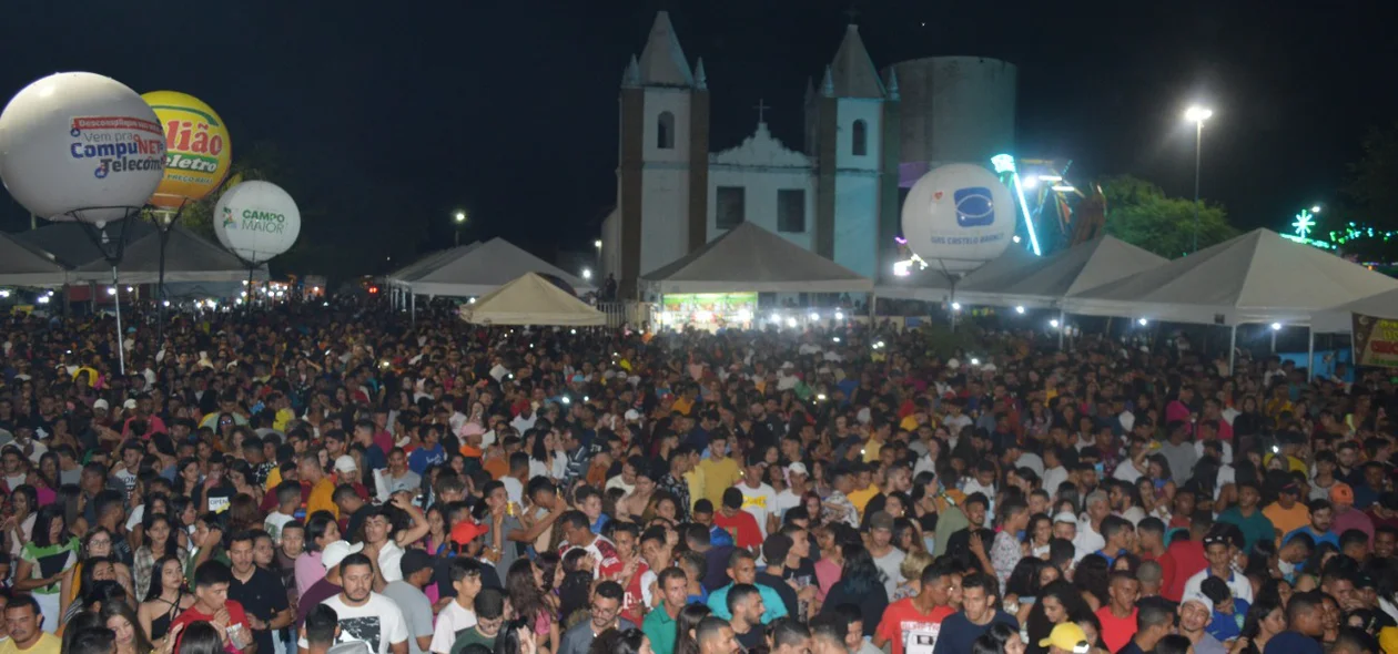 Multidão na praça