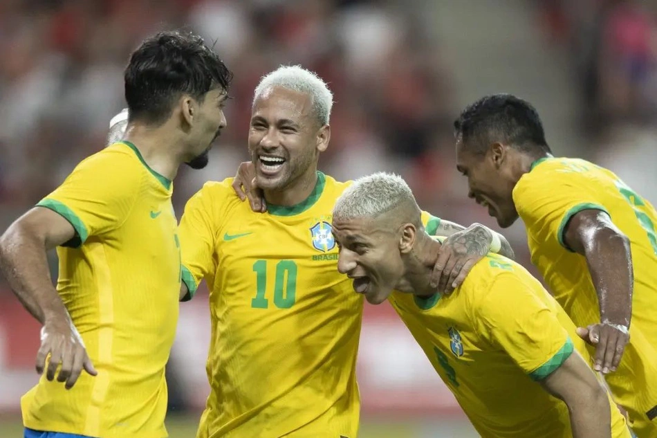 Neymar comemora gol com companheiros de seleção brasileira