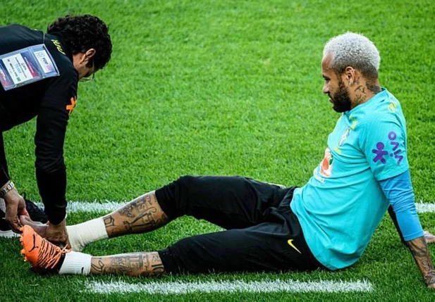 Neymar é atendido após sofrer problema no pé durante treino da seleção