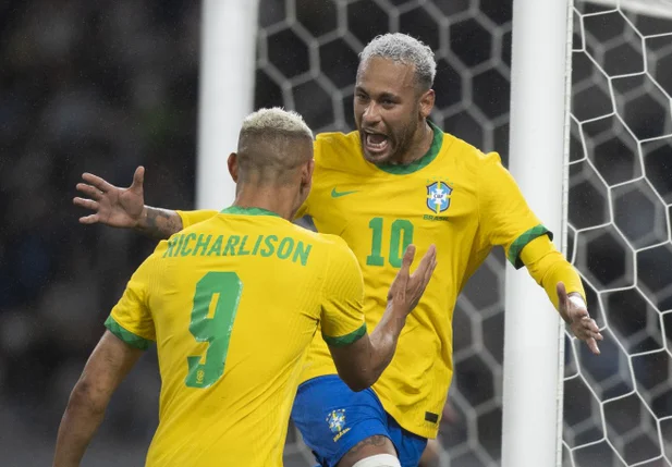 Em game, Neymar faz gols de muletas